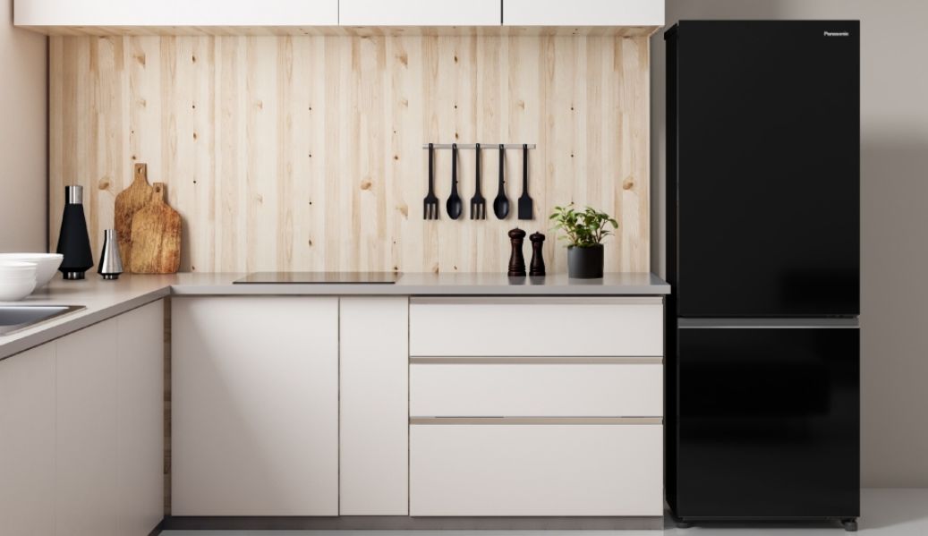 Panasonic NR-BV331BPKV được thiết kế với bề mặt phẳng, với màu đen sang trọng