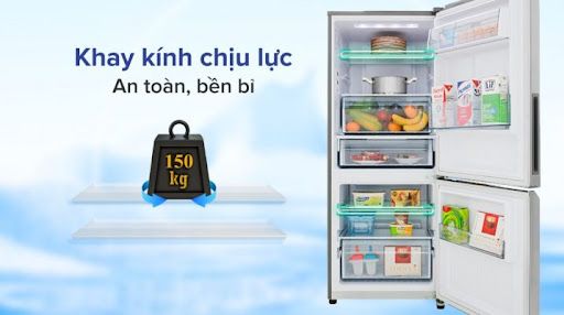 Khay ngăn được làm bằng kính cường lực có thể chịu tải lên đến 150 kg.