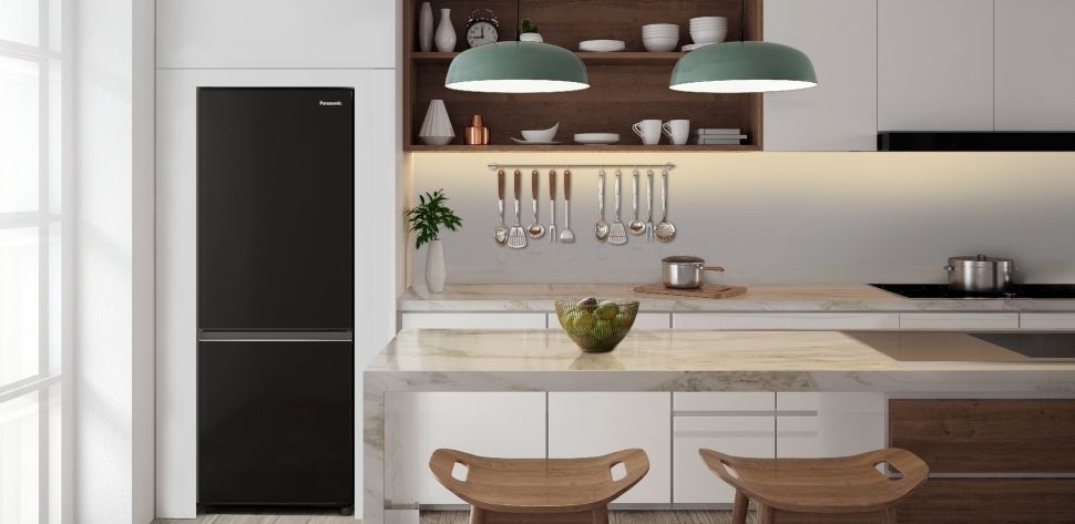 Panasonic NR-SV281BPKV sở hữu thiết kế hiện đại, bề mặt tủ sáng bóng