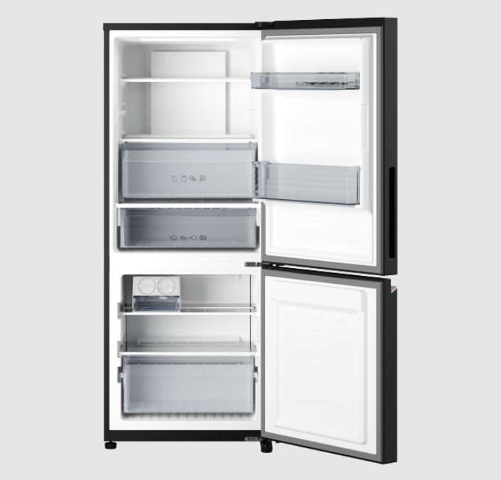 Tủ được tích hợp khay đá tiện lợi, giúp bạn khi cần sử dụng sẽ lấy nhanh chóng hơn