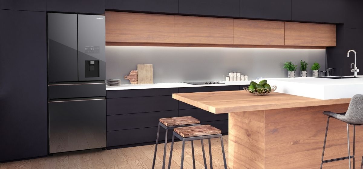 Tủ lạnh MultiDoor Panasonic NR-YW590YMMV có thiết kế hiện đại với mặt gương đen tinh tế