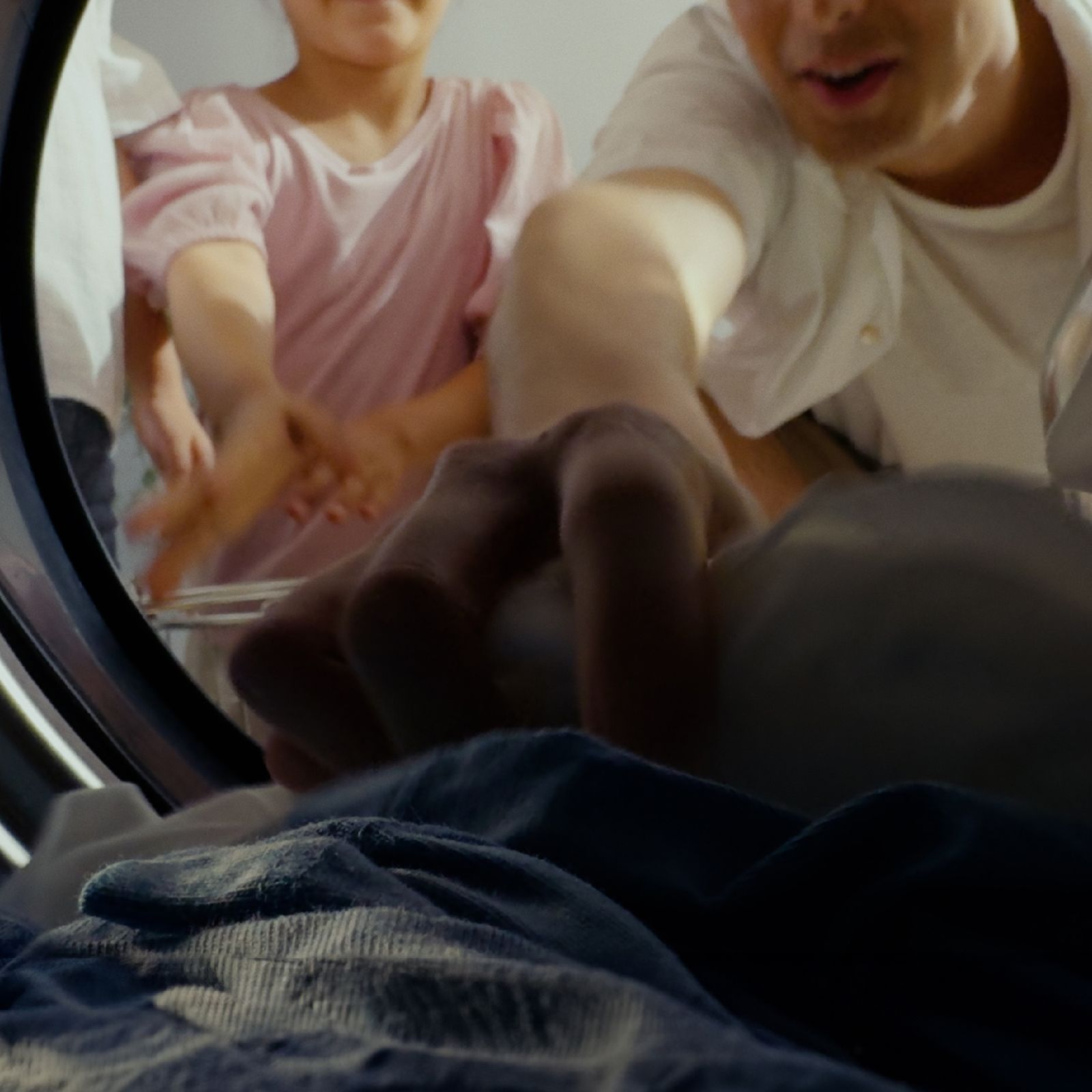 Máy giặt Panasonic NA-26CVX1AVT 13 kg Inverter 10 Với cửa máy được thiết kế rộng hơn tới 360mm dễ dàng lấy đồ