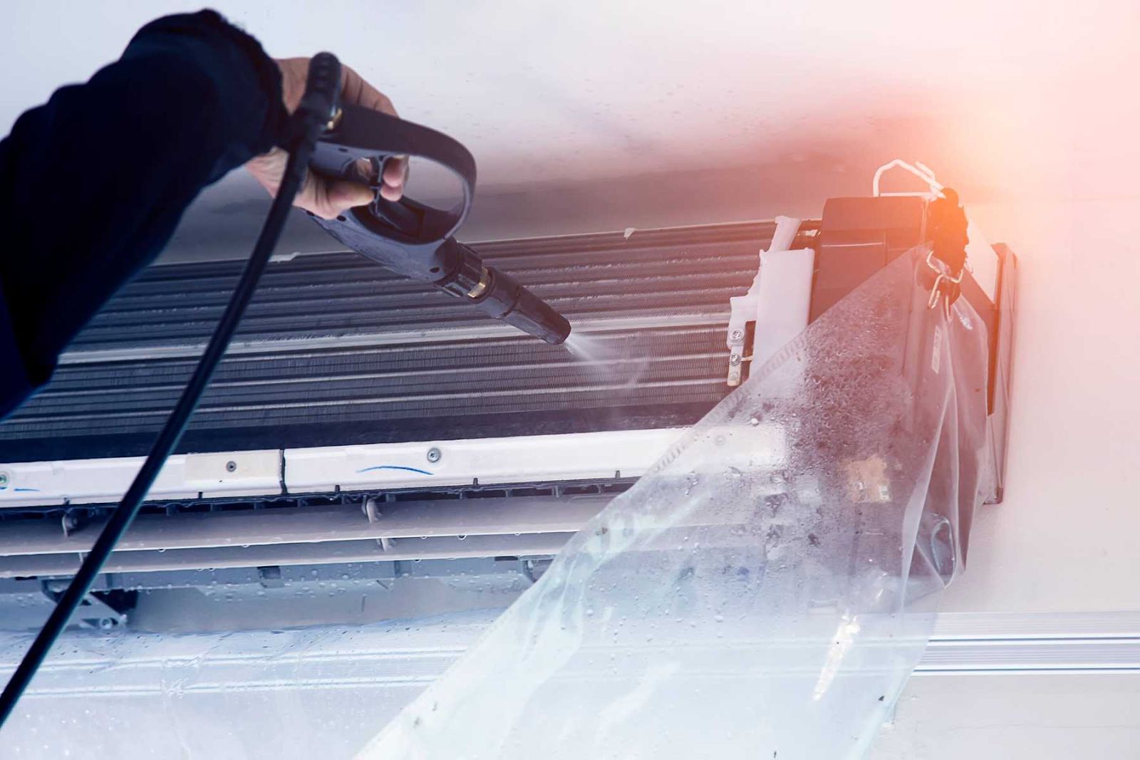 Hướng dẫn cách vệ sinh điều hòa Panasonic tại nhà đơn giản 6 Sử dụng khăn khô hoặc túi ni lông để che kín bo mạch, không để nước bắn vào gây hỏng thiết bị