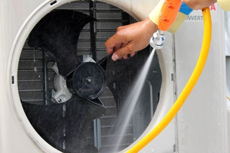 Hướng dẫn cách vệ sinh điều hòa Panasonic tại nhà đơn giản 7 Xịt rửa vệ sinh dàn nóng điều hòa