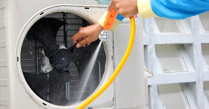 Cách sửa lỗi F95 điều hòa Panasonic chính xác nhất 5 Cách sửa lỗi F95 điều hòa Panasonic - Vệ sinh dàn nóng điều hòa Panasonic liên tục