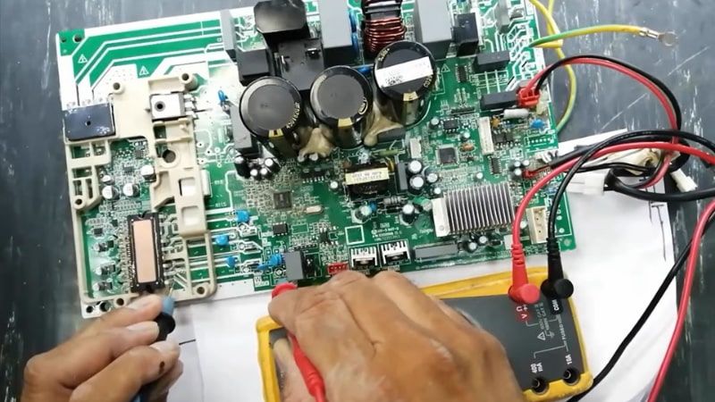 Kiểm tra bo mạch dàn nóng điều hòa Panasonic