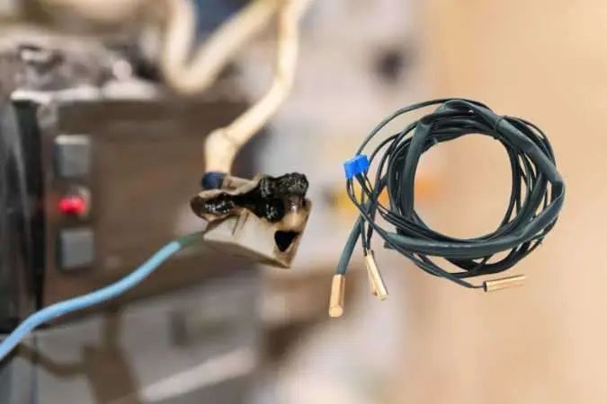 Điều hòa Panasonic báo lỗi E4? Cách khắc phục hiệu quả 3 Kiểm tra dây dẫn từ cảm biến và giắc cắm